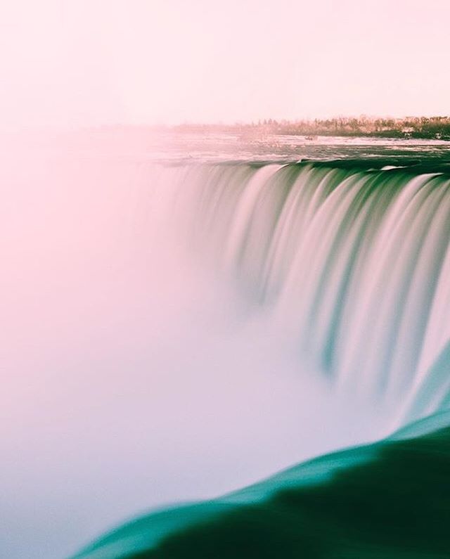 A misty Monday morning at Horseshoe Falls ✨☁️
Photo: @parismmalone 
#Niaga